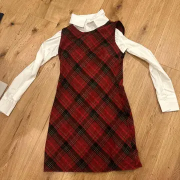 빨간색과 블랙 체크 무늬 슬리브리스 원피스