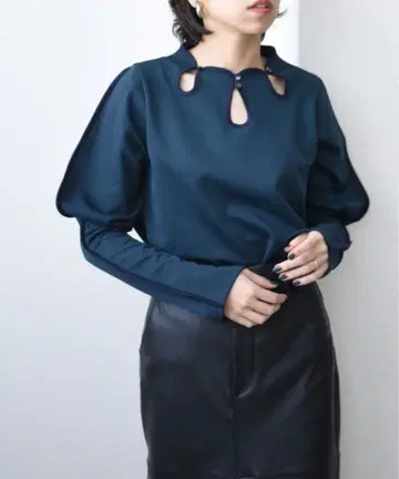 새상품 Eimee Law 눈물 트임 넥 라운드 슬리브 파이핑 긴팔 티셔츠