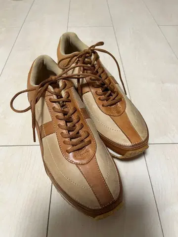 Hawkins 베이지/브라운 스니커즈