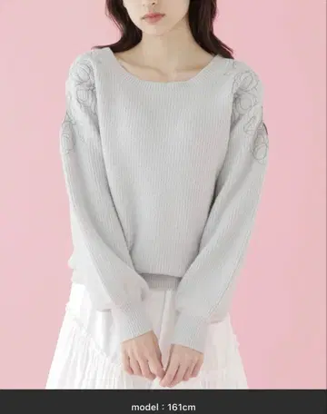 질 바이 질 스튜어트 어깨 트임 리본 자수 니트