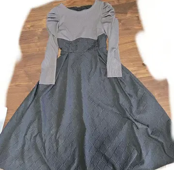 토코 클로젯 뒤 리본 포함 파워 숄더 엠보싱 도킹 원피스