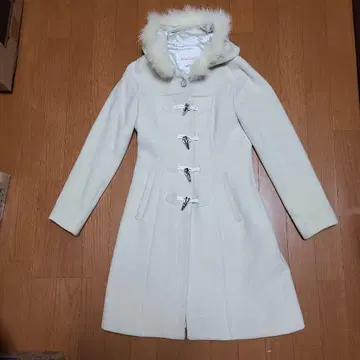 퍼가 달린 화이트 롱 코트
