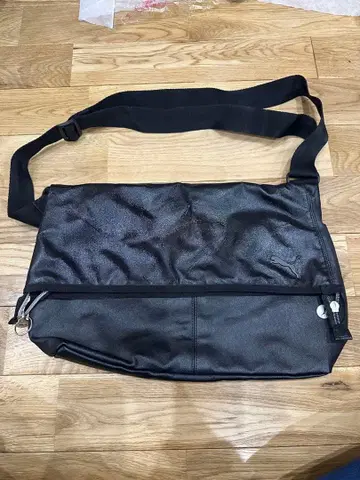 블랙 합성 피혁 숄더백