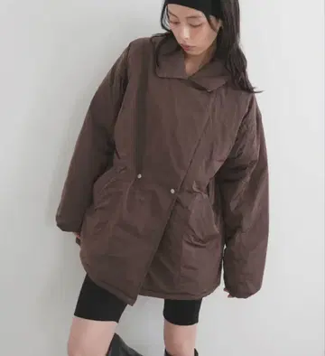 LIAN 리안 같은 형태 타프타 테일러드 다운 자켓 브라운