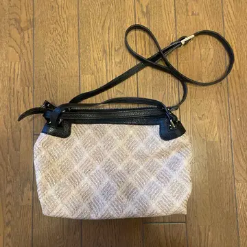 리페니 베이지와 블랙 숄더백