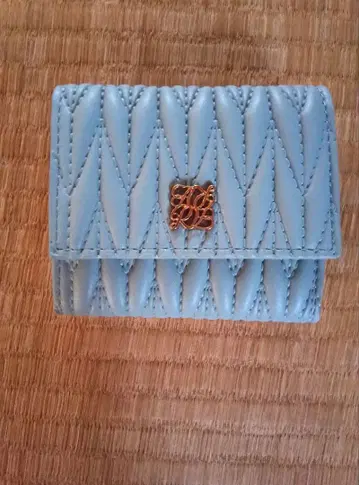 스카이블루 퀼팅 3단 폴더형 지갑