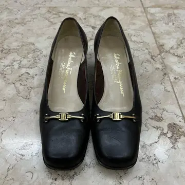 페라가모 다크 브라운 가죽 스퀘어토 펌프스 23