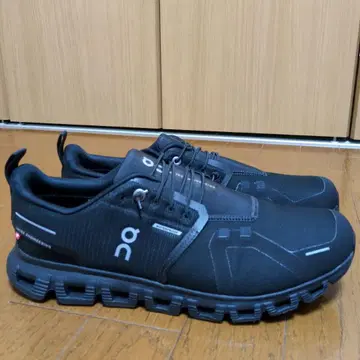 On 블랙 스니커즈