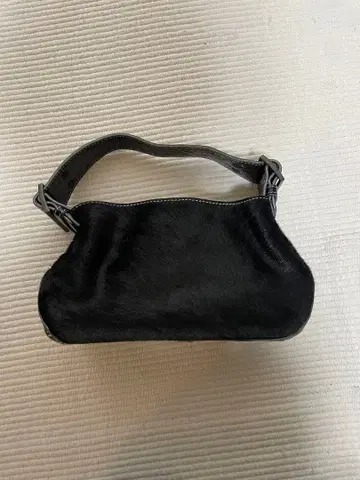 블랙 퍼와 가죽 숄더백