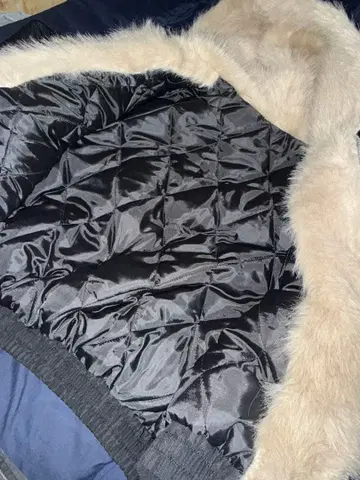 후드 부착 블랙 다운 자켓