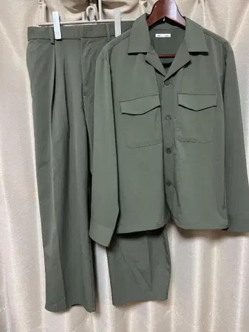GU 카키 계열 셋업 M 사이즈 지유 유니클로