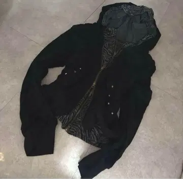 y2k 제브라 그런지 헤이세이 갸루 펑크 락 영문 V넥 시크 스타일