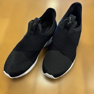 미즈노 슬립온 블랙 크로스 스트랩 스니커즈