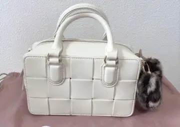 DIANA 화이트 퀼팅 숄더백