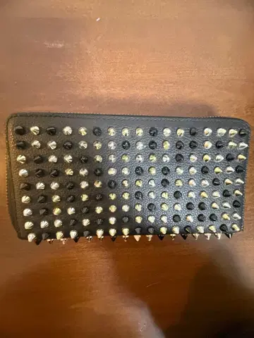 스터드 뾰족뾰족 장지갑