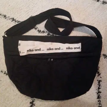 niko and - 블랙 숄더백