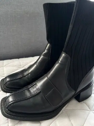 블랙 가죽과 니트 부츠