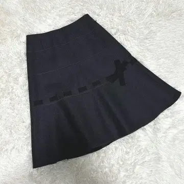 새상품급 FOXEY 무릎 기장 플레어 스커트 블랙 리본 폭시 자수 절개