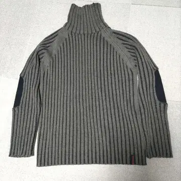 PARIS에서 구매한 차콜 그레이와 블랙 스트라이프 터틀넥 니트