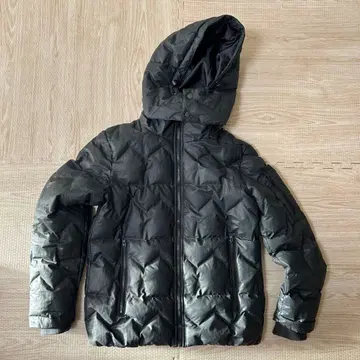 남성용 블랙 후드 부착 다운 자켓