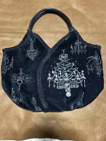 Think Bee 샹들리에 자수 백