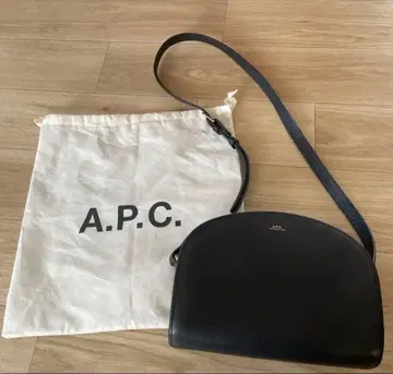 A.P.C. 블랙 하프문 숄더백 엠보싱 가공