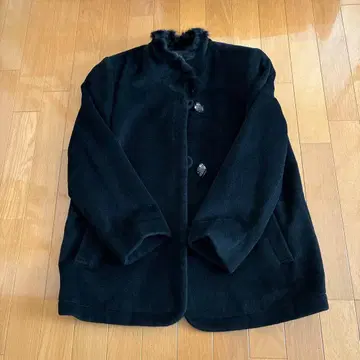 퍼 달린 블랙 코트