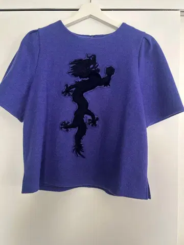 비비안 탐 드래곤 자수 반팔 상의 보라색