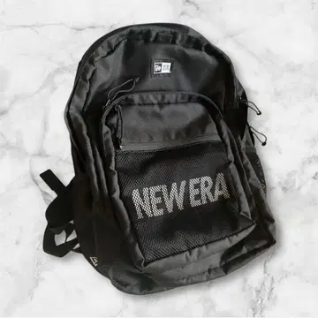 NEW ERA 블랙 백팩 메쉬 포켓 부착