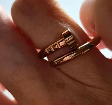 세련된 못 모양 반지