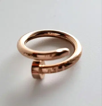 세련된 못 모양 반지