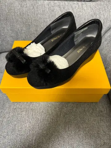 [ Hills Avenue ] 블랙 퍼 펌프스 21.5cm