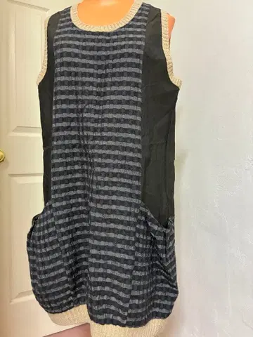 M.&KYOKO 슬리브리스 그레이와 블랙 스트라이프 원피스