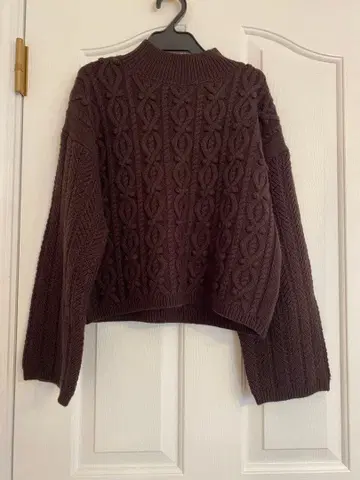 DEICY 케이블 폼폼 보틀넥 니트 브라운 데이시