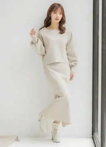 미스티우먼 베이지 니트와 스커트 셋업