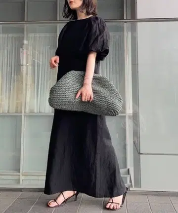 미라 오웬 Mila Owen 볼륨 슬리브 스트레이트 원피스