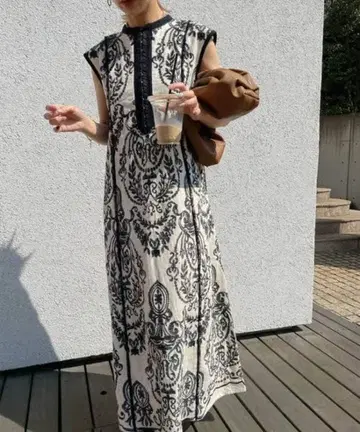 AMERI vintage 다마스크 무늬 슬리브리스 원피스