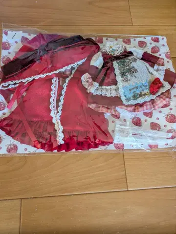 브라이스 아웃핏, 빨간 망토 드레스 세트