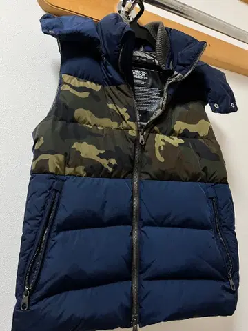 Johnbull 네이비/카모플라쥬 후드 부착 다운 베스트 M 사이즈