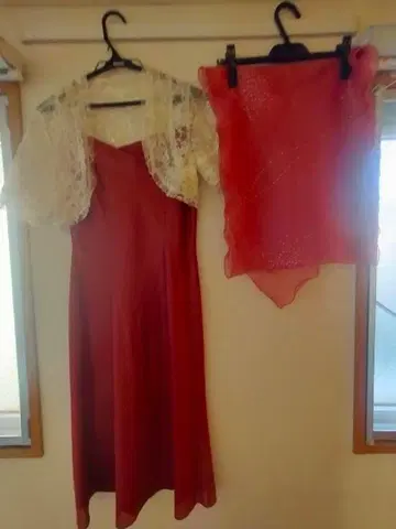 빨간색 드레스와 레이스 숄 세트