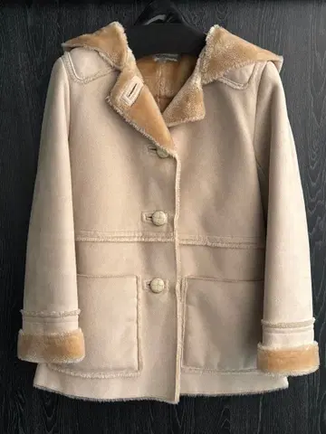 후드 부착 코트 베이지 무스탕 스타일