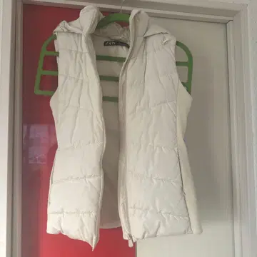 새상품 미사용 ZARA 화이트 다운 베스트 후드 부착 허리 라인