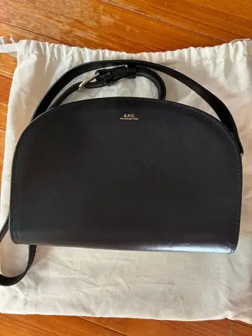 A.P.C 아페쎄 하프문 숄더백