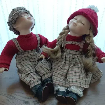 빨간색 스웨터 남녀 인형 페어