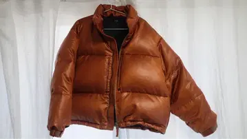 BEAMS 와이드 숏 핏 레더 룩 다운 라이트 브라운