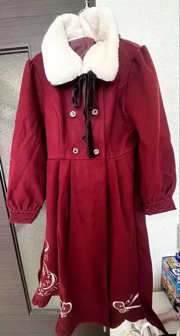 axes femme 눈꽃 자수 코트