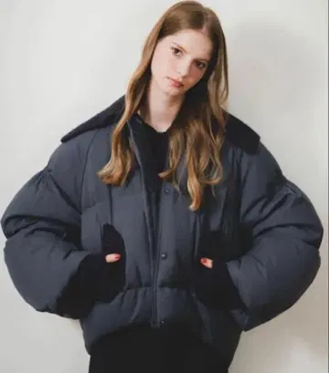 PINUE 피누에 볼륨 슬리브 다운 네이비