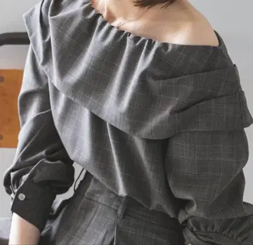 NOBLE 숄더 랩 디자인 블라우스 그레이
