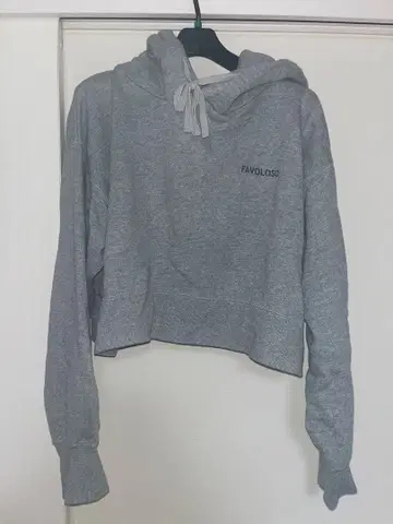 미라 오웬 그레이 크롭 후드티