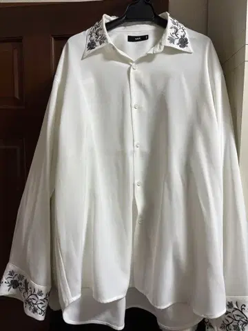 HARE 트로미 자수 셔츠 화이트 자수 포함 캐주얼 셔츠